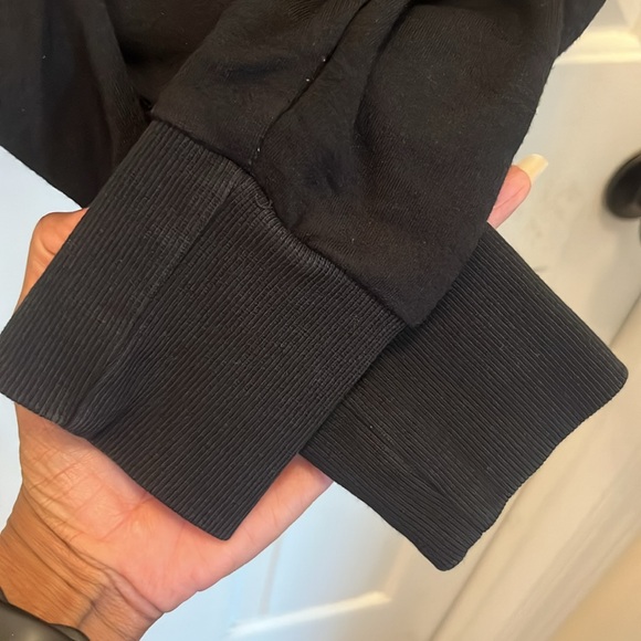 🦈 Gymshark Women’s Cropped Sweatshirt - Black - Medium - EUC - Picture 9 of 10